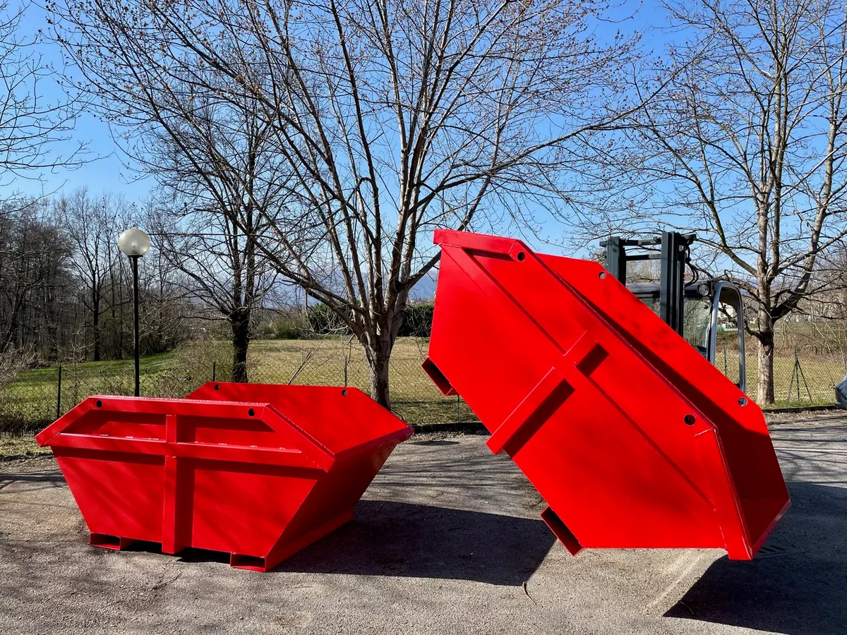 Industrial tipping skips for scrap metal and heavy materials